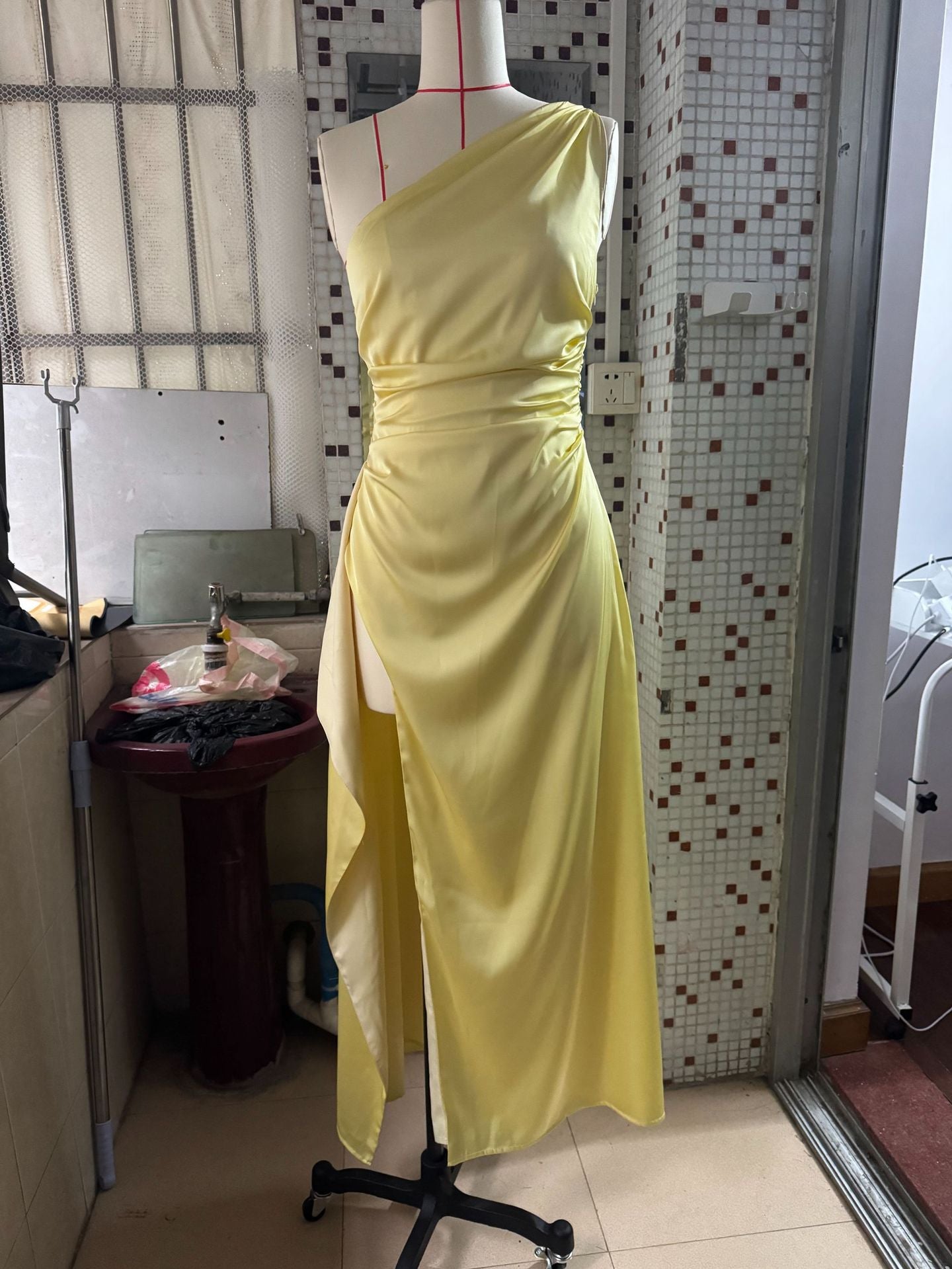 שמלת מקסי סאטן שסע עמוק כתפיה אחת - סוניה