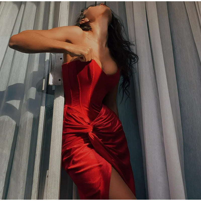 שמלת מקסי סטרפלס קטיפה בעיצוב מחוך קשירה בגב להצמדה במותן בעיטור שסע - London