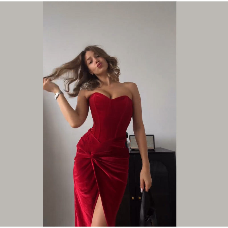 שמלת מקסי סטרפלס קטיפה בעיצוב מחוך קשירה בגב להצמדה במותן בעיטור שסע - London