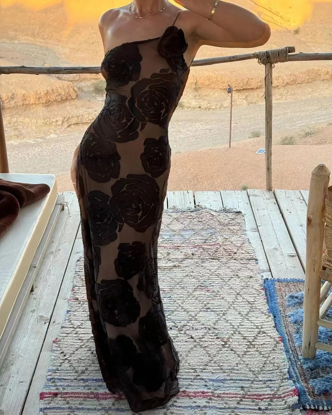 שמלת מקסי בעיטור רקמת פרחים בעיצוב כתפייה אחת - רעייה