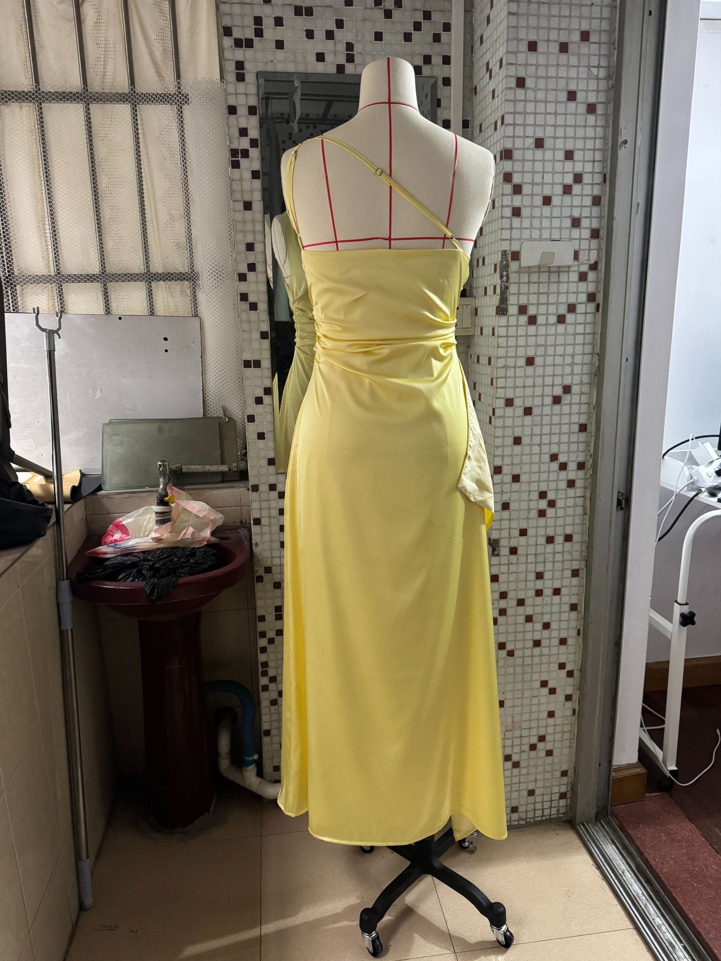 שמלת מקסי סאטן שסע עמוק כתפיה אחת - סוניה