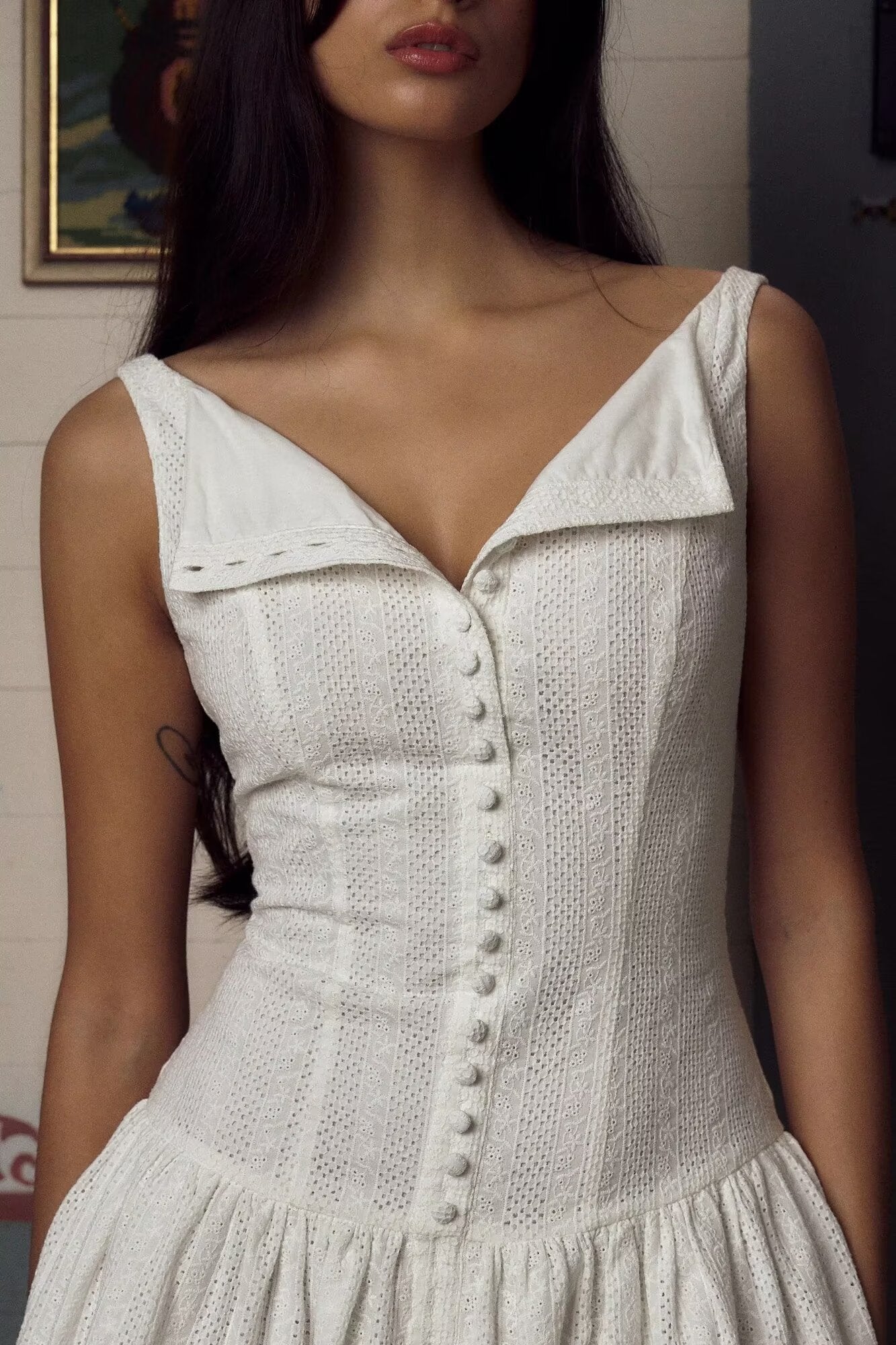 שמלת מיני בעיצוב רקמה בעיטור כפתורים - שקד