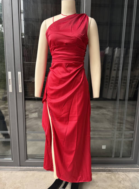 שמלת מקסי סאטן שסע עמוק כתפיה אחת - סוניה