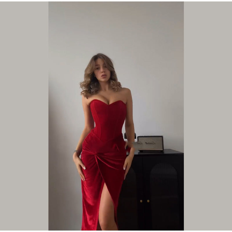 שמלת מקסי סטרפלס קטיפה בעיצוב מחוך קשירה בגב להצמדה במותן בעיטור שסע - London