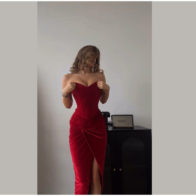 שמלת מקסי סטרפלס קטיפה בעיצוב מחוך קשירה בגב להצמדה במותן בעיטור שסע - London