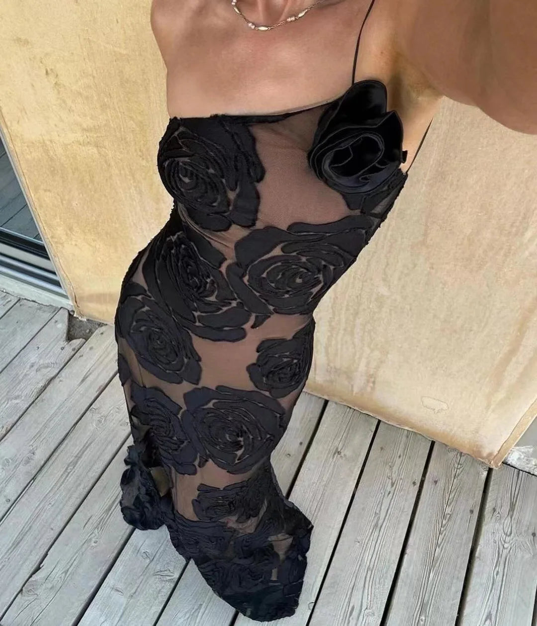 שמלת מקסי בעיטור רקמת פרחים בעיצוב כתפייה אחת - רעייה