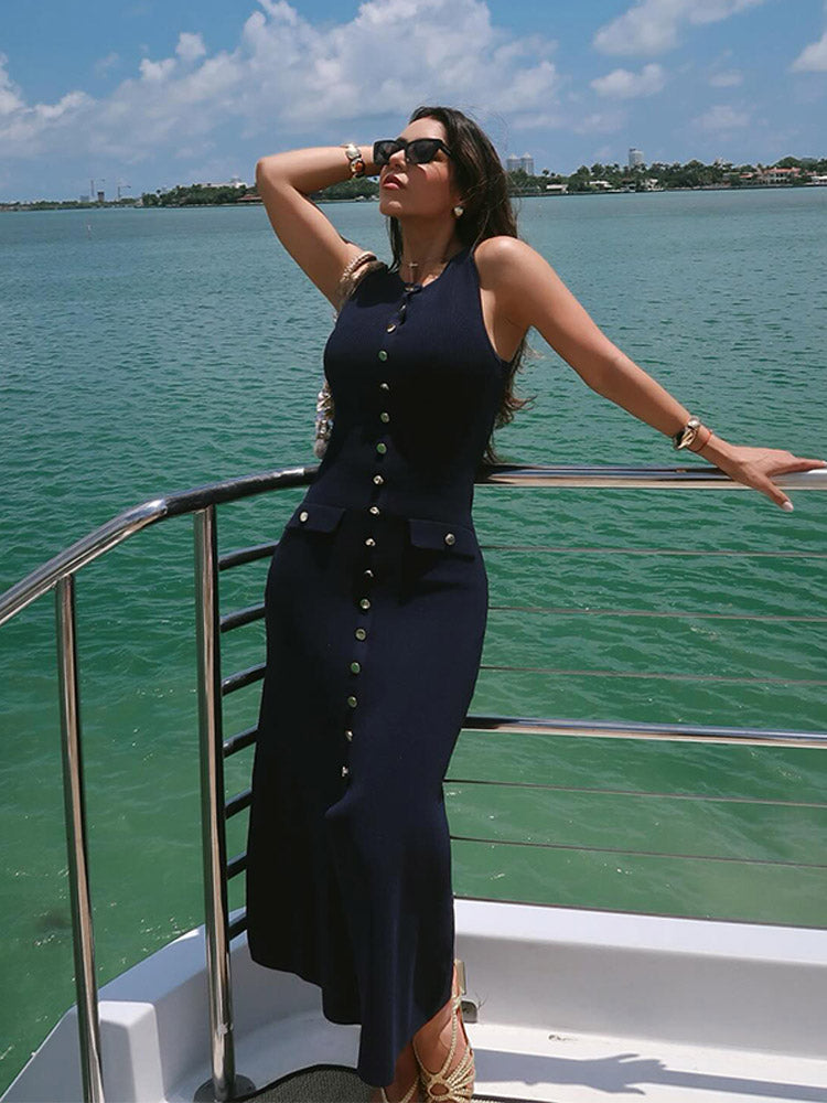 שמלת מידי אלגנטית סרוגה בעיטור כפתורים ושסע קטן - פייר