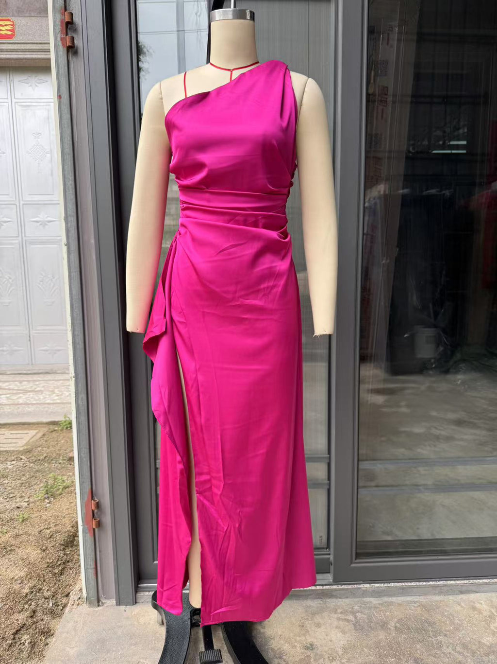 שמלת מקסי סאטן שסע עמוק כתפיה אחת - סוניה