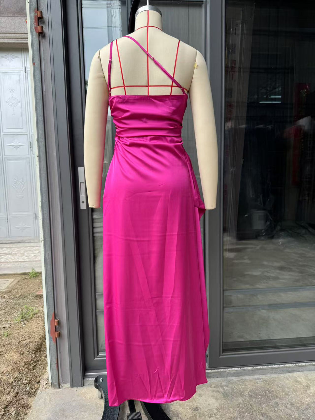 שמלת מקסי סאטן שסע עמוק כתפיה אחת - סוניה