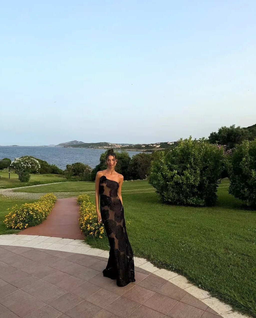 שמלת מקסי בעיטור רקמת פרחים בעיצוב כתפייה אחת - רעייה