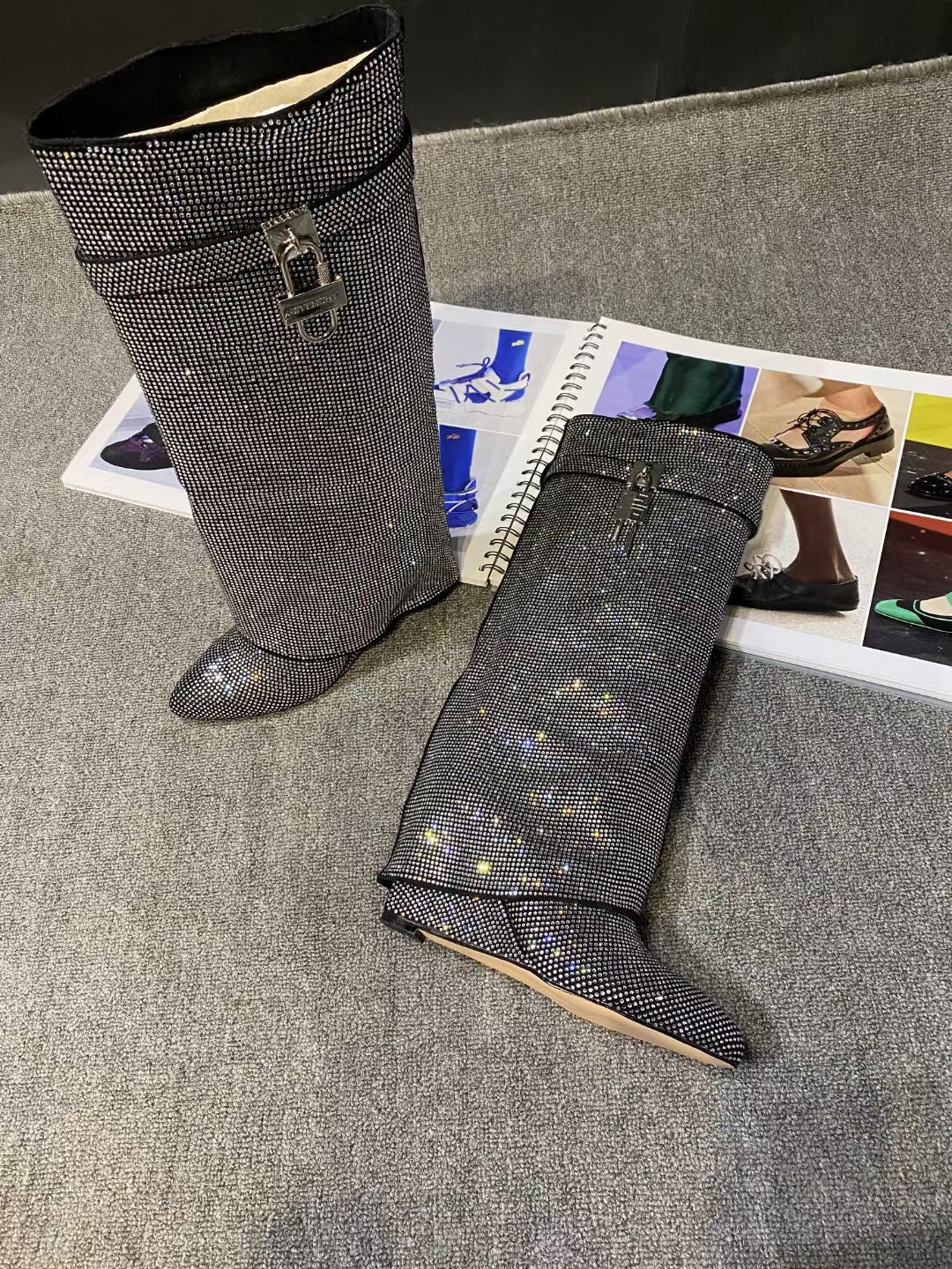 מגפי עקב גבוהים בעיצוב זרקונים מנצנצים ומנעול - Bailey