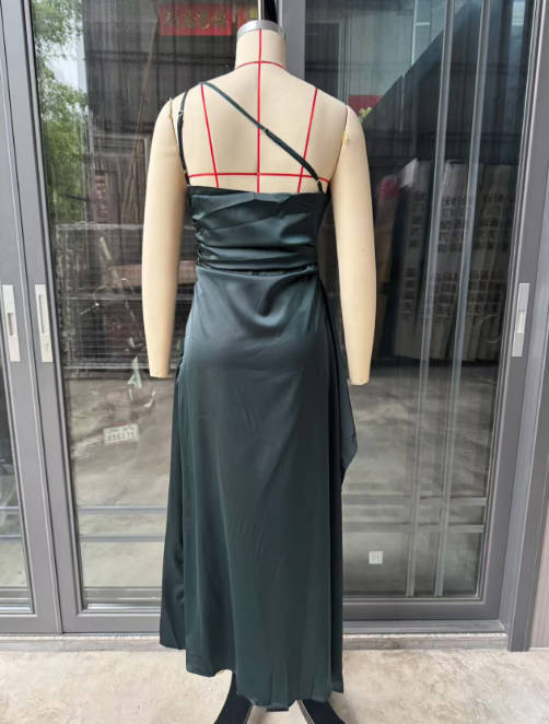 שמלת מקסי סאטן שסע עמוק כתפיה אחת - סוניה