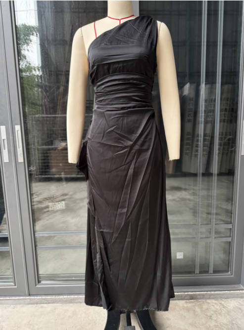 שמלת מקסי סאטן שסע עמוק כתפיה אחת - סוניה