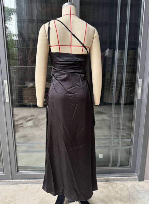 שמלת מקסי סאטן שסע עמוק כתפיה אחת - סוניה