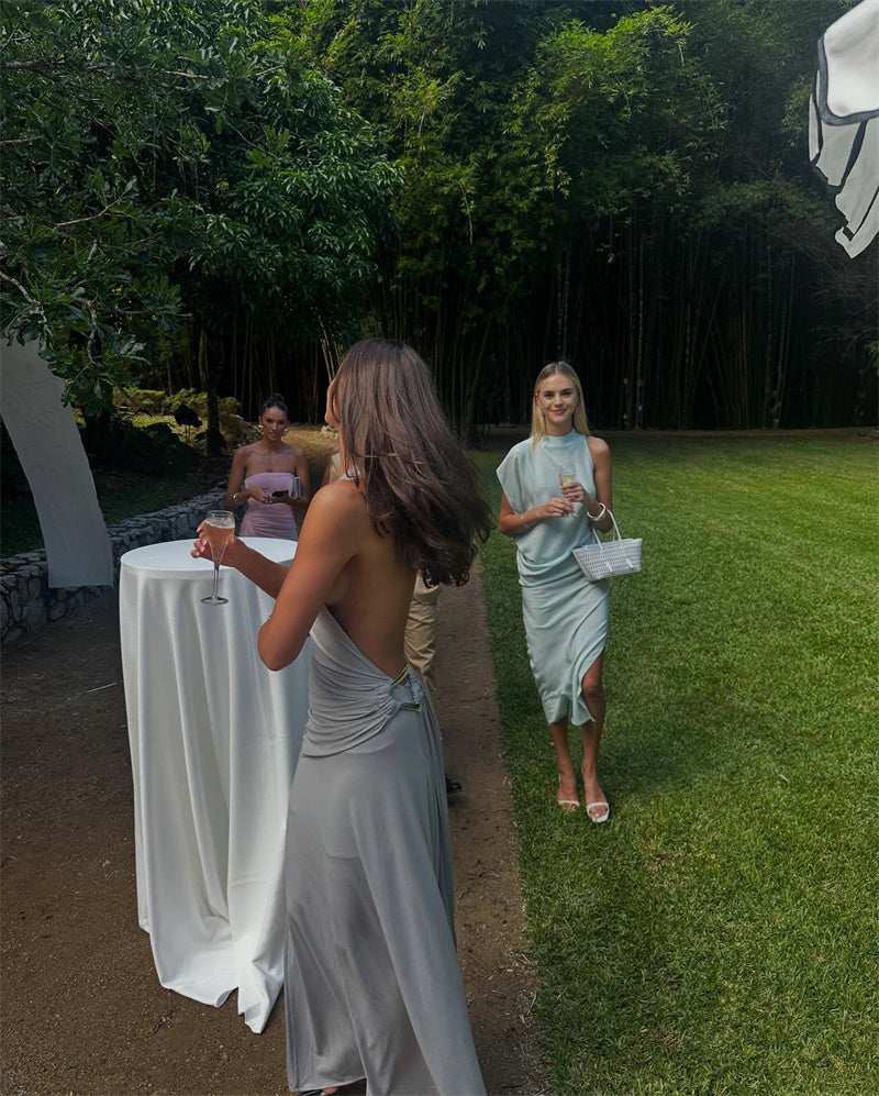 שמלת מקסי כתפיה אחת גב פתוח בעיטור כיווצים ואבזם - גוון