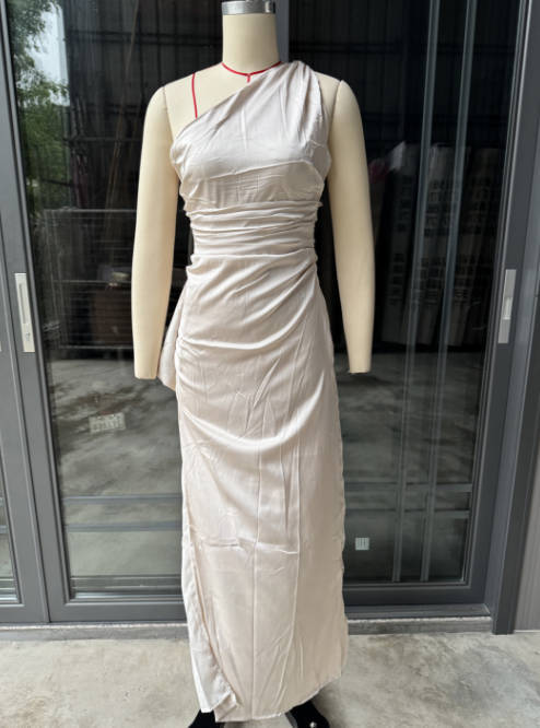 שמלת מקסי סאטן שסע עמוק כתפיה אחת - סוניה