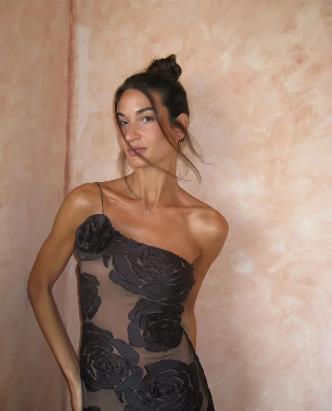 שמלת מקסי בעיטור רקמת פרחים בעיצוב כתפייה אחת - רעייה