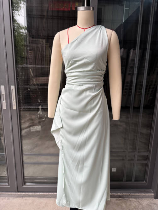 שמלת מקסי סאטן שסע עמוק כתפיה אחת - סוניה