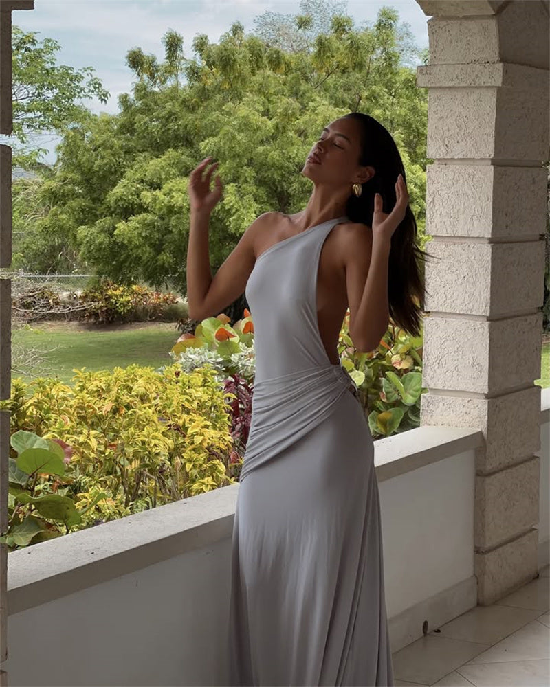 שמלת מקסי כתפיה אחת גב פתוח בעיטור כיווצים ואבזם - גוון