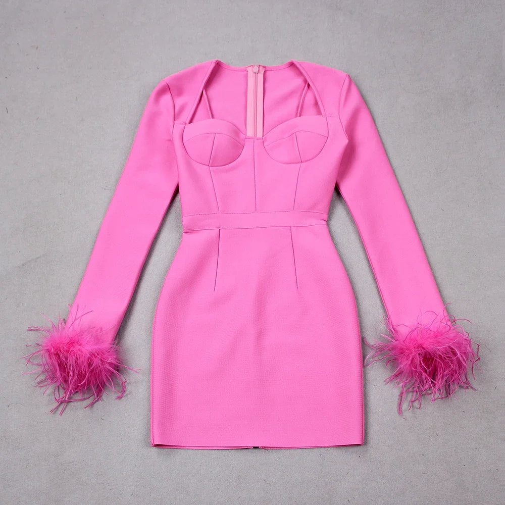 שמלת מיני מחויטת בעיצוב אלגנטי בעיטור נוצות בשרוול - מגי