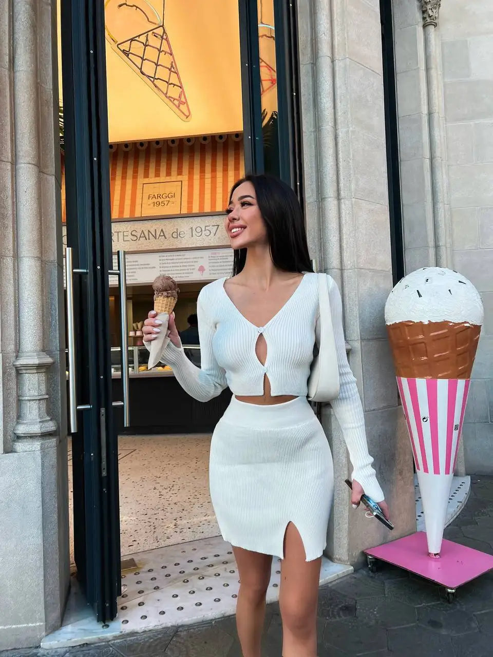 סט סרוג חצאית מיני וחולצת סגירת כפתורים - כרמי