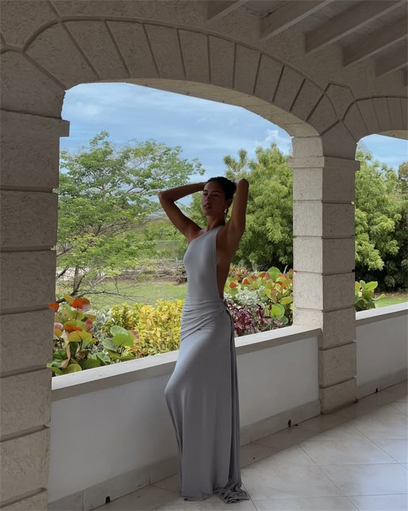 שמלת מקסי כתפיה אחת גב פתוח בעיטור כיווצים ואבזם - גוון