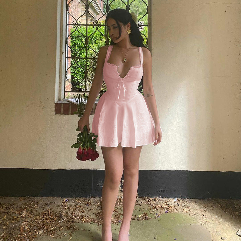 שמלת מיני בגזרת A בעיטור כפתורים וקשירה בחזה - מרום