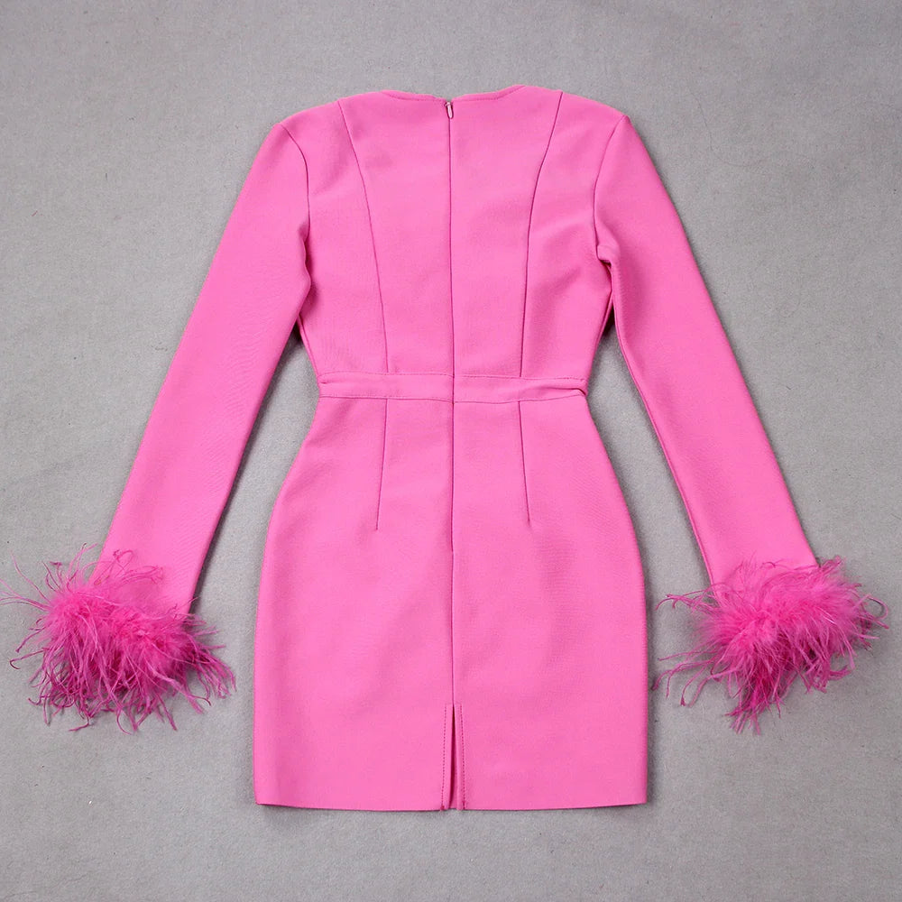 שמלת מיני מחויטת בעיצוב אלגנטי בעיטור נוצות בשרוול - מגי