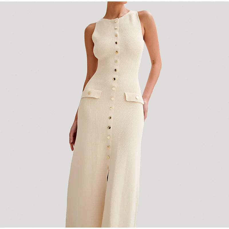 שמלת מידי אלגנטית סרוגה בעיטור כפתורים ושסע קטן - פייר