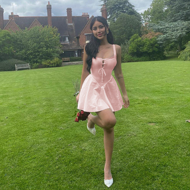 שמלת מיני בגזרת A בעיטור כפתורים וקשירה בחזה - מרום