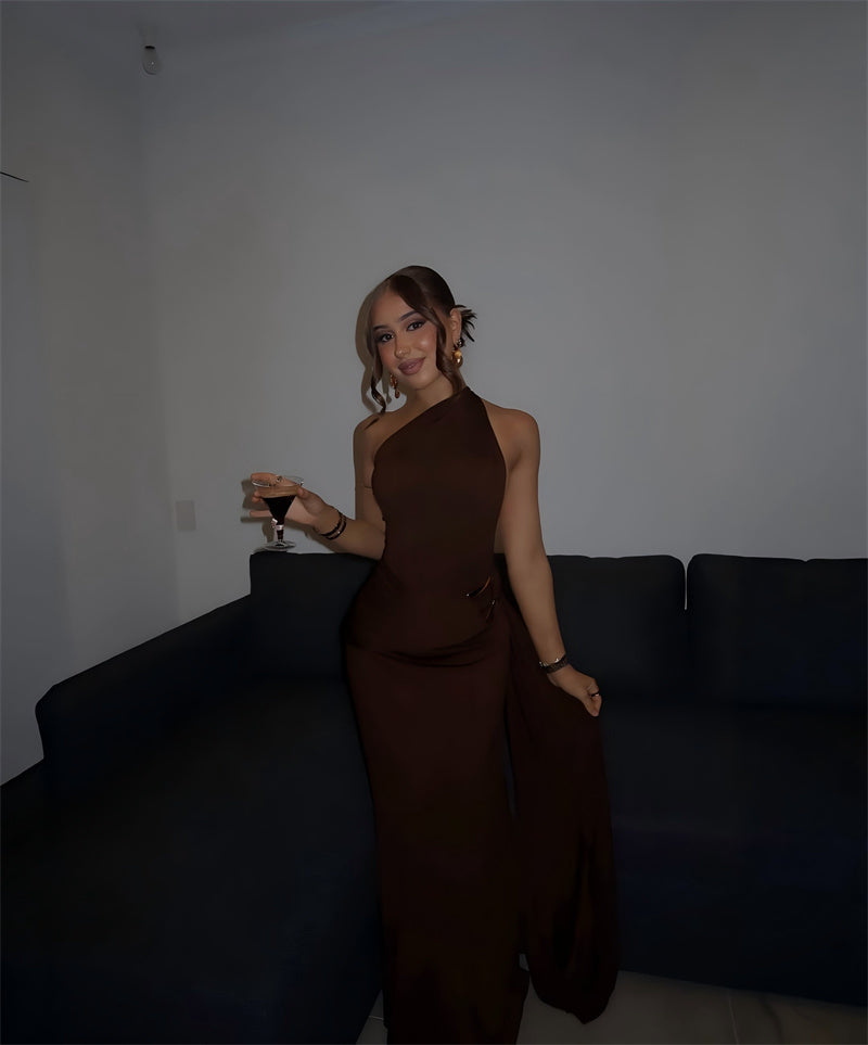 שמלת מקסי כתפיה אחת גב פתוח בעיטור כיווצים ואבזם - גוון