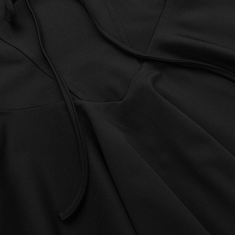 שמלת מיני בגזרת A בעיטור כפתורים וקשירה בחזה - מרום