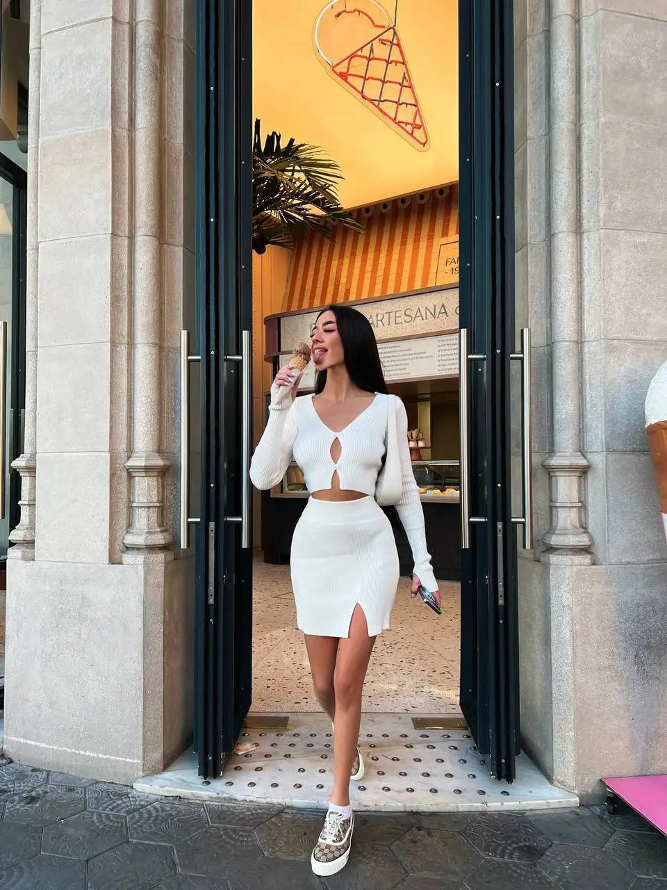 סט סרוג חצאית מיני וחולצת סגירת כפתורים - כרמי