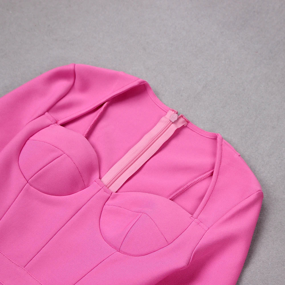 שמלת מיני מחויטת בעיצוב אלגנטי בעיטור נוצות בשרוול - מגי