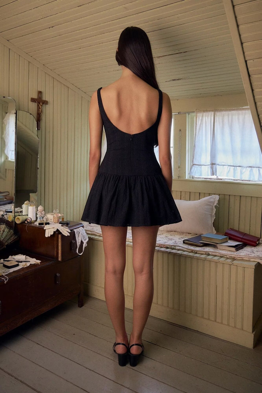 שמלת מיני בעיצוב רקמה בעיטור כפתורים - שקד