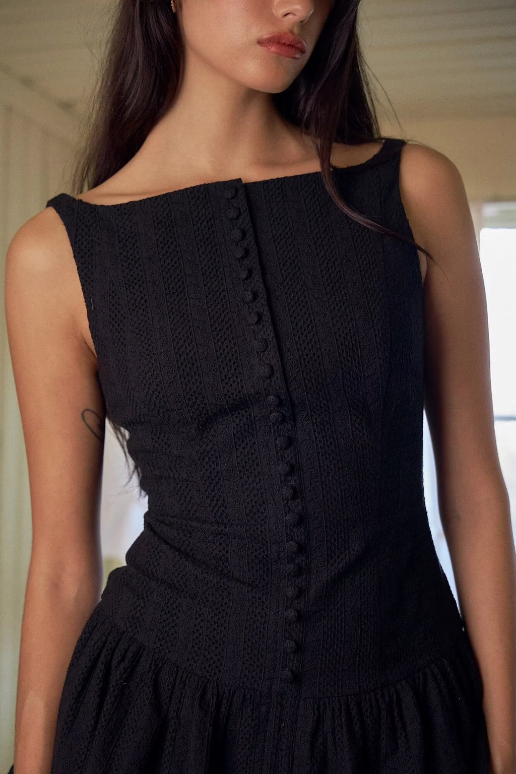 שמלת מיני בעיצוב רקמה בעיטור כפתורים - שקד