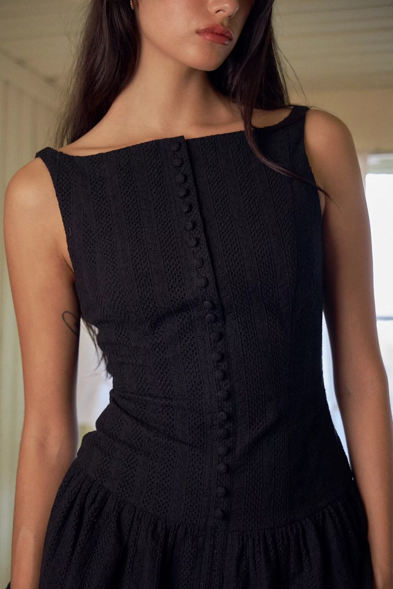 שמלת מיני בעיצוב רקמה בעיטור כפתורים - שקד