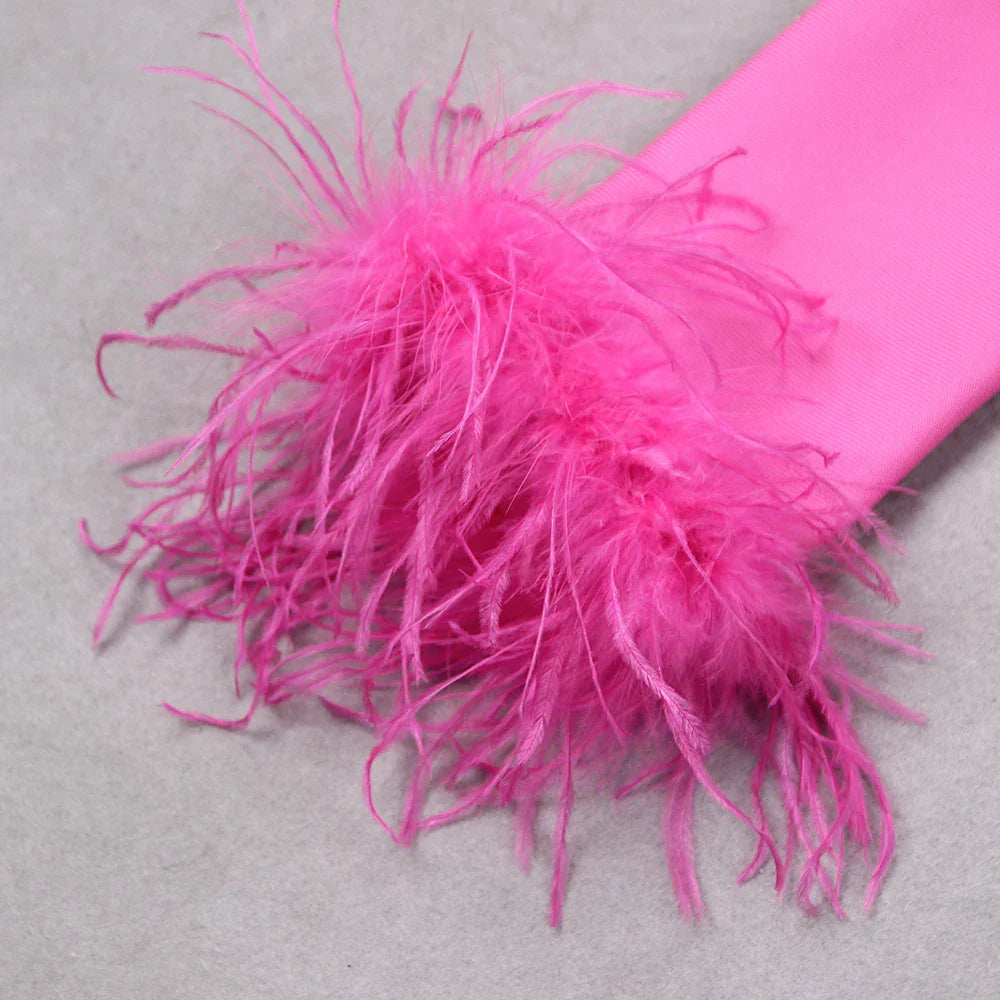 שמלת מיני מחויטת בעיצוב אלגנטי בעיטור נוצות בשרוול - מגי