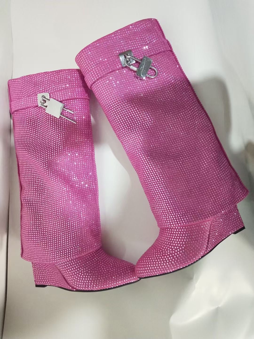 מגפי עקב גבוהים בעיצוב זרקונים מנצנצים ומנעול - Bailey