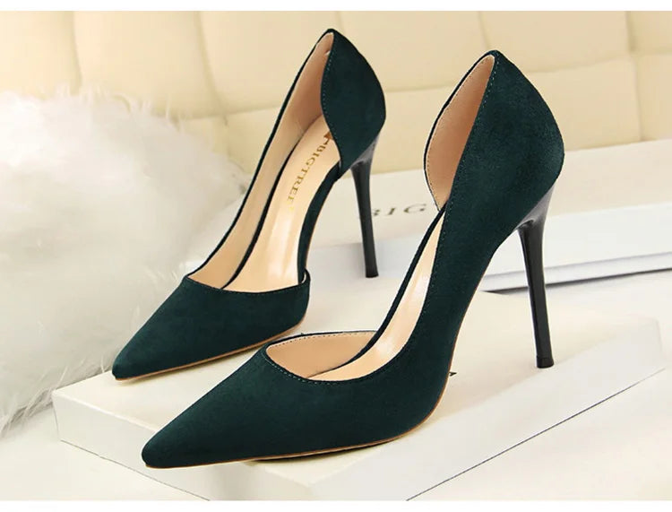 נעלי עקב זמש שפיץ בעיצוב צד פתוח - נלי