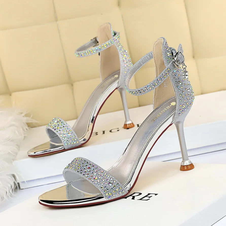 סנדלי עקב בעיטור יהלומי קריסטל - MILI