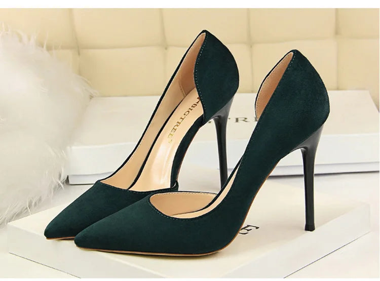 נעלי עקב זמש שפיץ בעיצוב צד פתוח - נלי