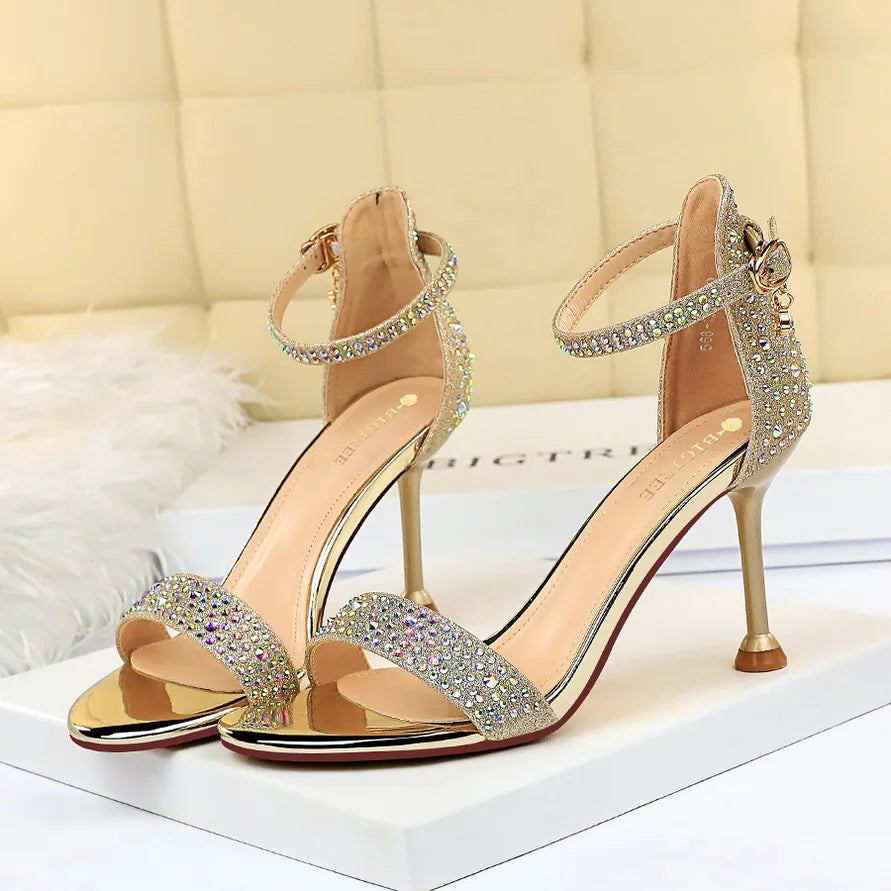 סנדלי עקב בעיטור יהלומי קריסטל - MILI