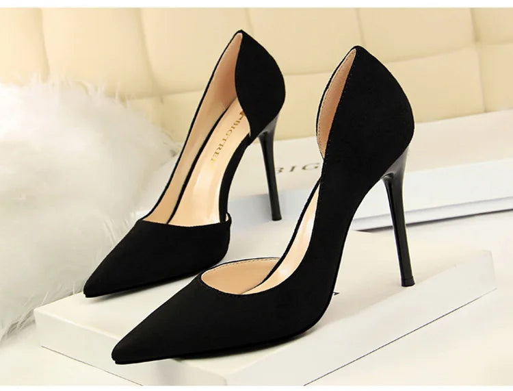 נעלי עקב זמש שפיץ בעיצוב צד פתוח - נלי