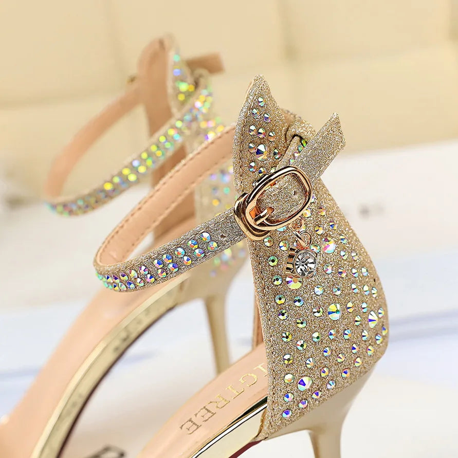 סנדלי עקב בעיטור יהלומי קריסטל - MILI