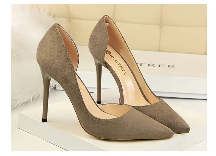 נעלי עקב זמש שפיץ בעיצוב צד פתוח - נלי