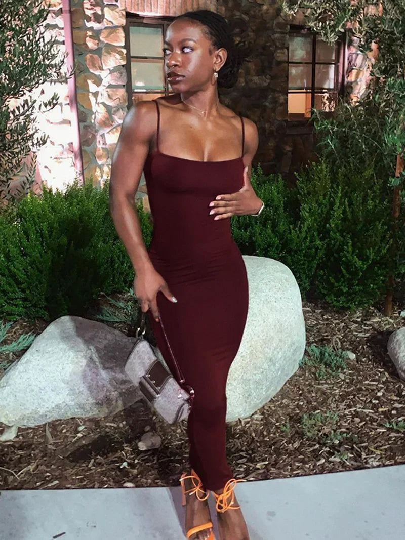 שמלת מקסי צמודה רצועות ספגטי בד מחטב ומחמיא - רוקסנה