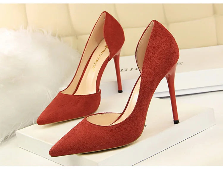 נעלי עקב זמש שפיץ בעיצוב צד פתוח - נלי