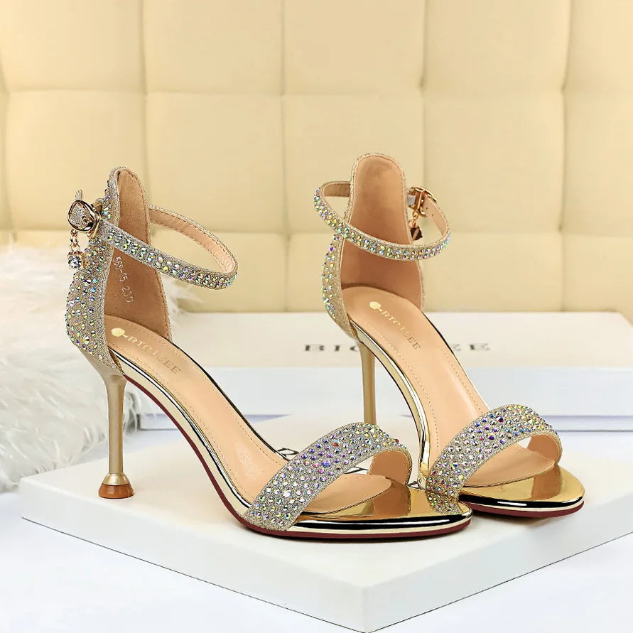 סנדלי עקב בעיטור יהלומי קריסטל - MILI