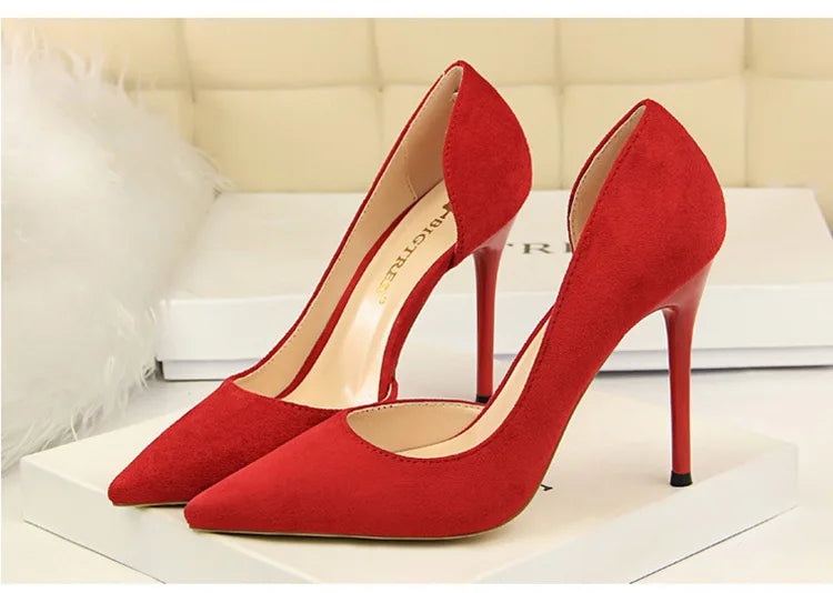 נעלי עקב זמש שפיץ בעיצוב צד פתוח - נלי